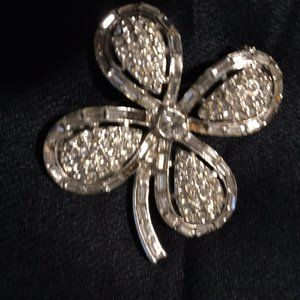 SPARKLY FLOWER PIN